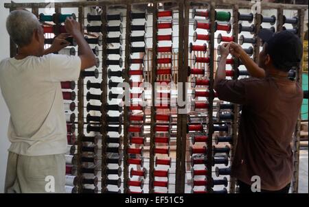 Yogyakarta, Yogyakarta. 27 gennaio, 2015. I lavoratori a prepararsi per la produzione giornaliera a un tessuto tradizionale workshop di Bantul, Yogyakarta, Indonesia. Gen 27, 2015. © Oka Hamied/Xinhua/Alamy Live News Foto Stock