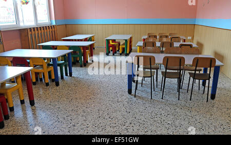 Ampio refettorio della scuola materna con tavoli e sedie per bambini Foto Stock