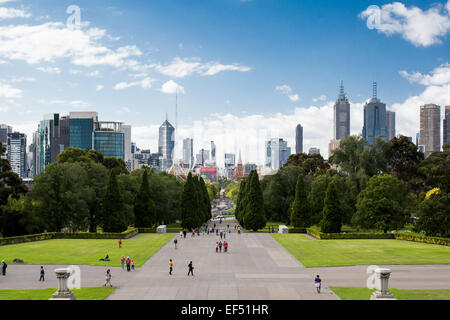 Melbourne, Australia - 26 Gennaio - Melbourne's skyline dal Santuario dei ricordi su una soleggiata giornata in Australia il 26 gennaio Foto Stock