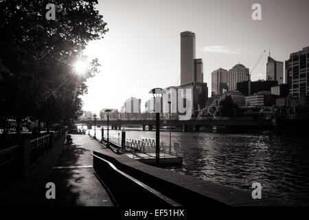 Melbourne's skyline lungo il fiume Yarra al tramonto Foto Stock