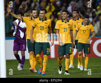 (150127) -- NEWCASTLE, Gennaio 27, 2015 (Xinhua) -- giocatori di Australia celebrare dopo aver vinto la semifinale partita contro gli Emirati arabi uniti al 2015 AFC Asian Cup di Newcastle, Australia, Gennaio 27, 2015. L Australia ha vinto 2-0 ed è entrato nella finale. (Xinhua/Guo Yong) Foto Stock