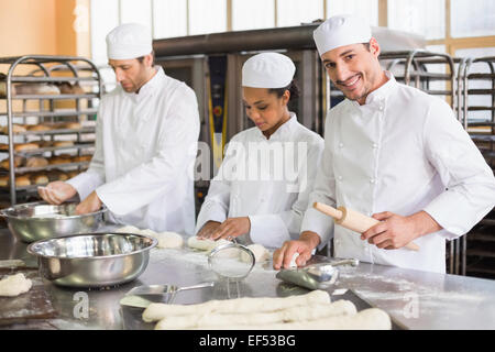 Team di fornai preparano PASTA Foto Stock