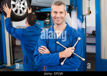 Mechanic sorridente verso la telecamera Foto Stock