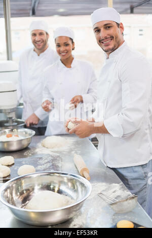 Team di lavoro panificatori al bancone Foto Stock