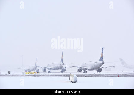 Spartineve, neve, trattori, camion, aeroporto, inverno, Aeroporto di Monaco di Baviera, Erding, Freising, Monaco di Baviera, Germania, Europa Foto Stock