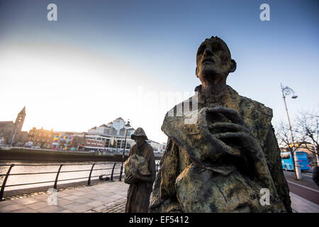 La carestia Memorial e la povertà del mondo in pietra il Custom House Quayin, Dublino. Credito: Euan Cherry Foto Stock