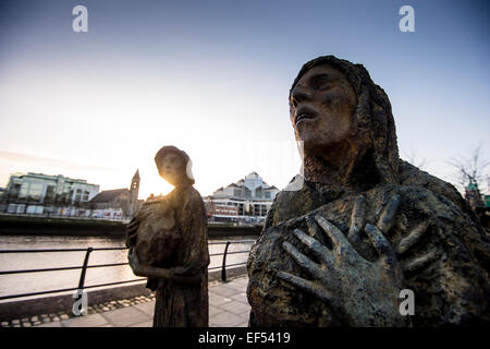 La carestia Memorial e la povertà del mondo in pietra il Custom House Quayin, Dublino. Credito: Euan Cherry Foto Stock