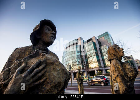 La carestia Memorial e la povertà del mondo in pietra il Custom House Quayin, Dublino. Credito: Euan Cherry Foto Stock