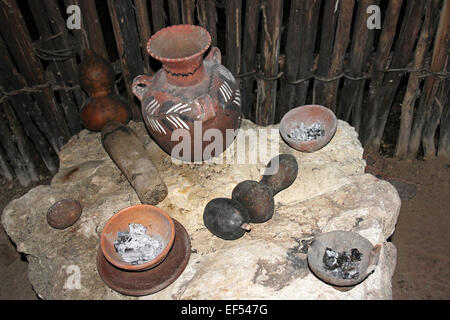 Pentole maya, zucche e bruciatori di incenso nella tradizionale casa Maya in Belize Botanic Gardens Foto Stock