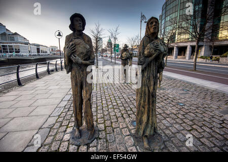 La carestia Memorial e la povertà del mondo in pietra il Custom House Quayin, Dublino. Credito: Euan Cherry Foto Stock