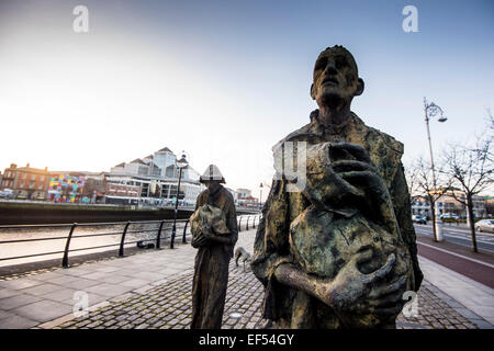 La carestia Memorial e la povertà del mondo in pietra il Custom House Quayin, Dublino. Credito: Euan Cherry Foto Stock