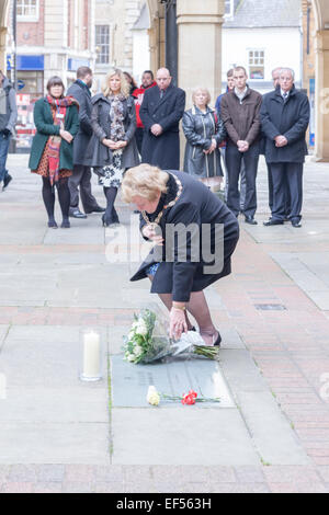 Northampton, Regno Unito. Il 27 gennaio, 2015. Il 2015 segna il settantesimo anniversario della liberazione di Auschwitz-Birkenau e il ventesimo anniversario del genocidio di Srebrenica, Bosnia. Una cerimonia civile si è svolta oggi a mezzogiorno nel cortile al Guildhall. Il sindaco di Northampton Consigliere Giovanni Caswel la signora moglie del laici fiori, Credito: Keith J Smith./Alamy Live News Foto Stock