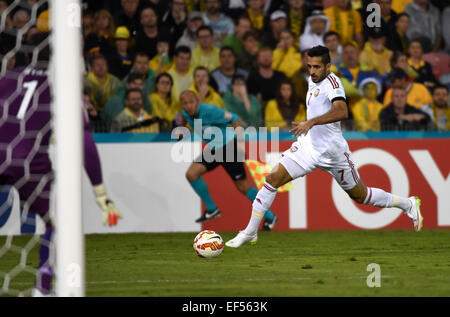 (150127) -- NEWCASTLE, Gennaio 27, 2015 (Xinhua) -- Ali Mabkhout degli Emirati Arabi Uniti dribbling la sfera durante la semifinale partita contro l'Australia al 2015 AFC Asian Cup di Newcastle, Australia, Gennaio 27, 2015. L Australia ha vinto 2-0 ed è entrato nella finale. (Xinhua/Guo Yong) Foto Stock