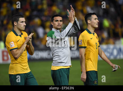 (150127) -- NEWCASTLE, Gennaio 27, 2015 (Xinhua) -- Tim Cahill (C) dell'Australia saluta i tifosi con i suoi compagni di squadra dopo aver vinto la semifinale partita contro gli Emirati arabi uniti al 2015 AFC Asian Cup di Newcastle, Australia, Gennaio 27, 2015. L Australia ha vinto 2-0 ed è entrato nella finale. (Xinhua/Guo Yong) Foto Stock