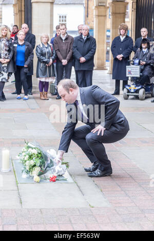 Northampton, Regno Unito. Il 27 gennaio, 2015. Il 2015 segna il settantesimo anniversario della liberazione di Auschwitz-Birkenau e il ventesimo anniversario del genocidio di Srebrenica, Bosnia. Una cerimonia civile si è svolta oggi a mezzogiorno nel cortile al Guildhall. Assessore David J Mackintosh Leader del Consiglio a condurre il Memorial. centro. Credito: Keith J Smith./Alamy Live News Foto Stock