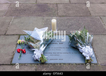 Northampton, Regno Unito. Il 27 gennaio, 2015. Il 2015 segna il settantesimo anniversario della liberazione di Auschwitz-Birkenau e il ventesimo anniversario del genocidio di Srebrenica, Bosnia. Una cerimonia civile si è svolta oggi a mezzogiorno nel cortile al Guildhall. Il sindaco di Northampton Consigliere Giovanni Caswel in sedia a rotelle e la sua signora moglie e il consigliere David J Mackintosh Leader del Consiglio a condurre il Memorial. Credito: Keith J Smith./Alamy Live News Foto Stock