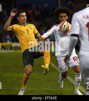 (150127) -- NEWCASTLE, Gennaio 27, 2015 (Xinhua) -- Mathew Leckie (L) dell'Australia compete con Omar Abdulrahman degli Emirati Arabi Uniti durante la semifinale partita al 2015 AFC Asian Cup di Newcastle, Australia, Gennaio 27, 2015. L Australia ha vinto 2-0 ed è entrato nella finale. (Xinhua/Guo Yong) Foto Stock