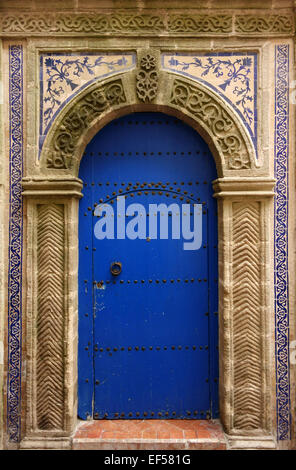 Un colorato porta a essaouira marocco Foto Stock