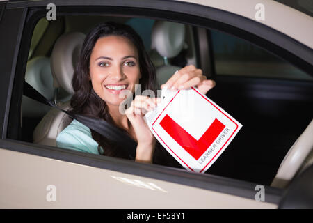 Allegro driver femmina sistemando il suo segno L Foto Stock