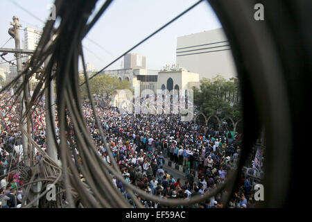 Dacca in Bangladesh. 27 gennaio, 2015. La Namaz-e-Janaza di Khaleda Zia del figlio Arafat Rahman Coco è stata svolta presso il Baitul Mukarram Moschea Nazionale dopo l'ASR preghiere, Dhaka, Bangladesh. Migliaia di sostenitori di BNP ha preso parte al Janaza. © Suvra Kanti Das/ZUMA filo/ZUMAPRESS.com/Alamy Live News Foto Stock