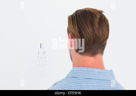 Focalizzata l uomo in tuta sul occhio lettere di prova Foto Stock