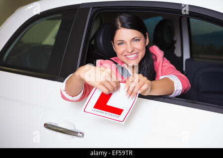 Allegro driver femmina sistemando il suo segno L Foto Stock