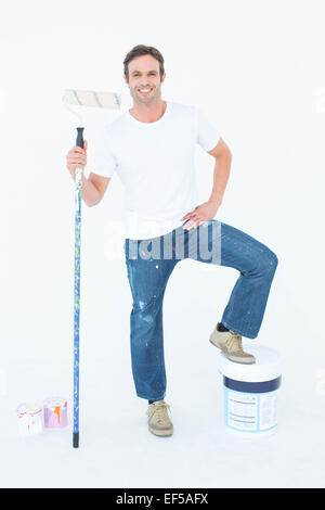 Uomo con secchio di vernice e il rullo su sfondo bianco Foto Stock