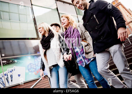 Gruppo di amici passeggiando per le fasi in città Foto Stock