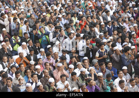 Dacca in Bangladesh. 27 gennaio, 2015. La Namaz-e-Janaza di Khaleda Zia del figlio Arafat Rahman Coco è stata svolta presso il Baitul Mukarram Moschea Nazionale dopo l'ASR preghiere, Dhaka, Bangladesh. Migliaia di sostenitori di BNP ha preso parte al Janaza. © Suvra Kanti Das/ZUMA filo/ZUMAPRESS.com/Alamy Live News Foto Stock