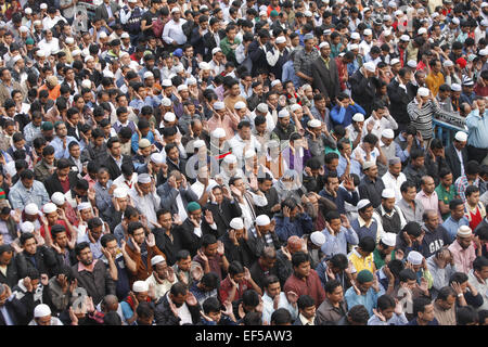 Dacca in Bangladesh. 27 gennaio, 2015. La Namaz-e-Janaza di Khaleda Zia del figlio Arafat Rahman Coco è stata svolta presso il Baitul Mukarram Moschea Nazionale dopo l'ASR preghiere, Dhaka, Bangladesh. Migliaia di sostenitori di BNP ha preso parte al Janaza. © Suvra Kanti Das/ZUMA filo/ZUMAPRESS.com/Alamy Live News Foto Stock