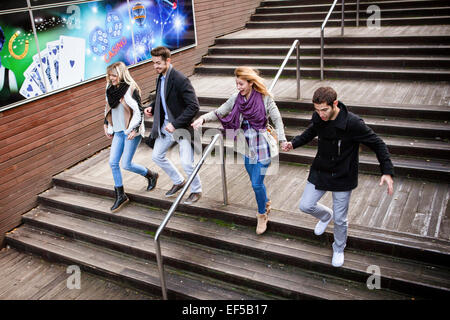 Gruppo di amici passeggiando per le fasi in città Foto Stock