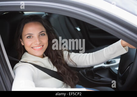 Bella donna sorridente e la guida Foto Stock