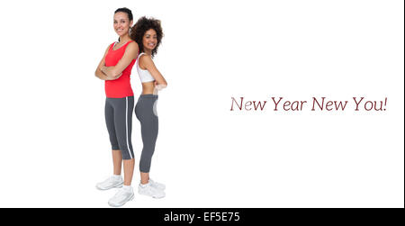 Ritratto di montare due giovani donne con le braccia incrociate Foto Stock