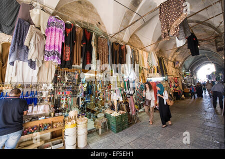 Tutti i tipi di negozi di souvenir in una delle piccole strade della città vecchia di Gerusalemme Foto Stock