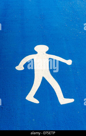 Blu percorso pedonale con grafica della persona che cammina Foto Stock