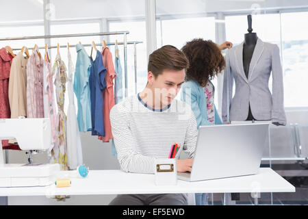 Gli studenti che lavorano con il computer portatile e il modello Foto Stock