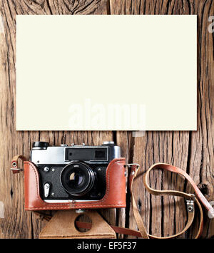 Telemetro vecchia fotocamera sul vecchio tavolo in legno. Foto Stock