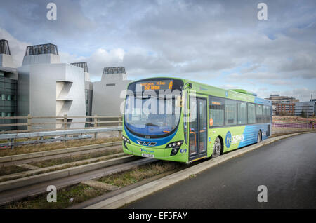 Cambridge bus guidato sul Cambridge Campus Biomedico con il MRC - Laboratorio di Biologia Molecolare dietro Foto Stock