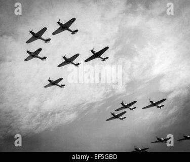 Uno squadrone della Royal Air Force (RAF) Hawker Hurricane vola overhead durante la Battaglia di Bretagna Estate/Autunno 1940, Regno Unito. Foto Stock