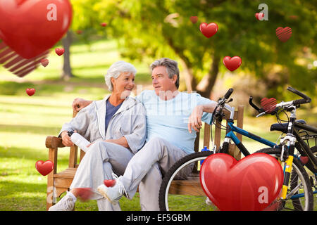 Immagine composita della coppia di anziani con le loro biciclette Foto Stock