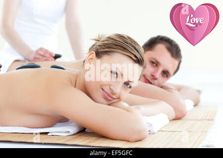 Immagine composita di sorridere coppia giovane avente una stone massage Foto Stock