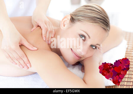 Immagine composita della donna sorridente ricevere un massaggio alla schiena Foto Stock