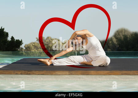 Immagine composita della pacifica brunette in janu sirsasana yoga pone a lato piscina Foto Stock