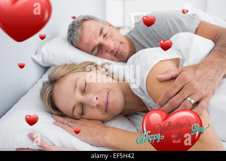 Immagine composita della giovane dormendo e spooning nel letto Foto Stock