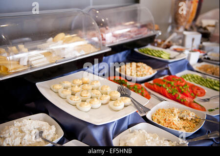 Smorgasbord svedese di tavola a buffet con piatti caldi e freddi Foto Stock
