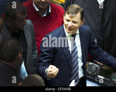 Gen 27, 2015 - Oleg Lyashko, leader del Partito radicale nella sala della Verkhovna Rada. -- Verkhovna Rada di oggi l'Ucraina, 27 gennaio 2015, ha rilasciato una dichiarazione che conferiscono il russo lo stato di ''aggressore stato'', e di chiedere il riconoscimento della breakaway Donetsk e Lugansk Repubblica Popolare di organizzazioni terroristiche.Il documento è stato adottato oggi in una sessione speciale della Verkhovna Rada, l'iniziativa ha sostenuto 271 MP. Il suo progetto presentato il vice di ''self aiuto'' Anna Gopko. Lei ha parlato della necessità di riconoscere la Federazione aggressore stato accusato di coinvolgimento in russo il bombar Foto Stock