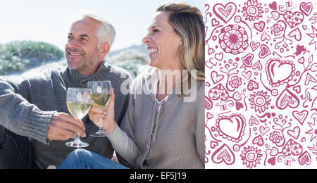 Immagine composita della giovane godendo il vino bianco picnic nella spiaggia Foto Stock