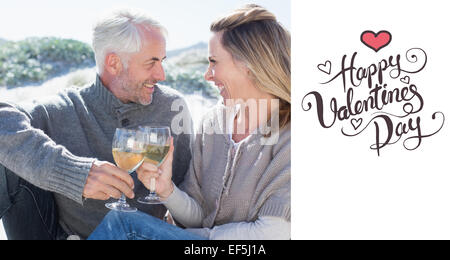 Immagine composita della giovane godendo il vino bianco picnic nella spiaggia Foto Stock