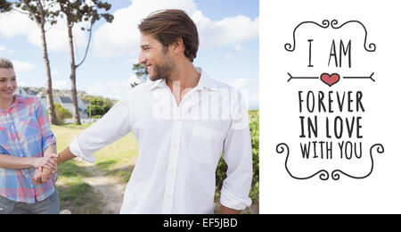 Immagine composita della coppia sorridente in piedi fuori insieme nel loro giardino Foto Stock