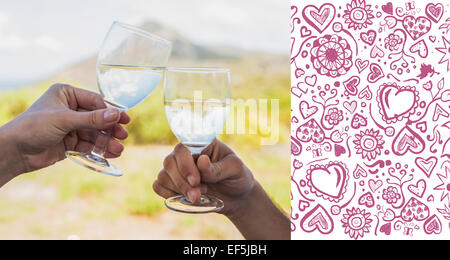 Immagine composita della giovane tintinnanti bicchieri di vino al di fuori Foto Stock